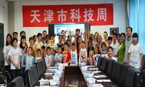 图片包含 人员, 室内, 餐桌, 墙壁已生成极高可信度的说明